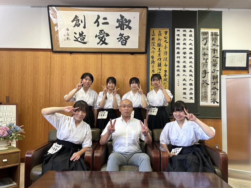 渡邊　剛先生（前下妻一高校長）を訪ね、久しぶりの再会に笑顔でパシャリ！